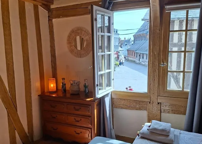 Julianne Place Sainte Catherine